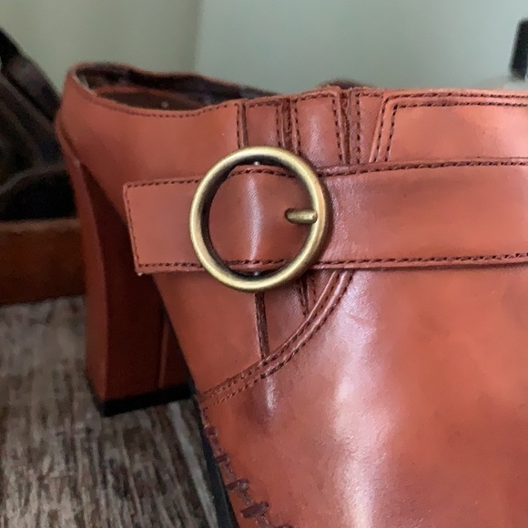 VS Chestnut Leather Block Heel Mules - Picture 7 of 16